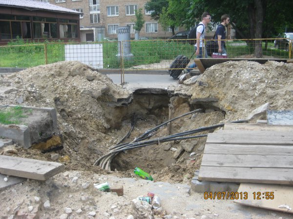 Лужков, уходя, сказал Собянину, что под одним из московских тротуаров зарыт клад (с) Лужков, уходя, сказал Собянину, что под одним из московских тротуаров зарыт клад (с)